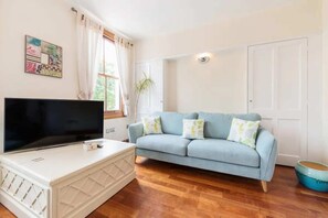 Basic Apartment, Multiple Beds | Living area