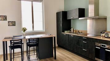 Een koelkast, een microgolfoven, een oven, een kookplaat