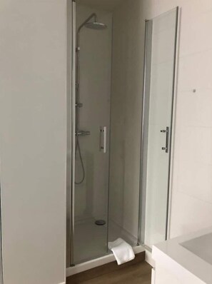 Een douche, gratis toiletartikelen, een haardroger, handdoeken