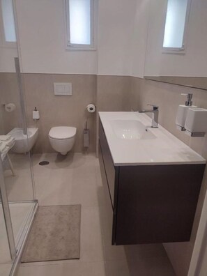 Shower, hair dryer, bidet, towels - Guest House Luil Colosseum (Roma)