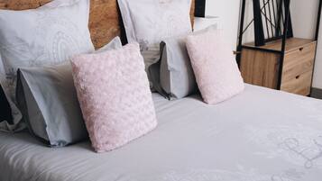 1 soverom, strykejern/-brett, internettilgang og sengetøy