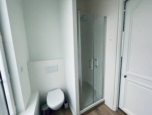Een douche, gratis toiletartikelen, een haardroger, handdoeken