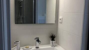 Douche, sèche-cheveux, serviettes fournies, savon