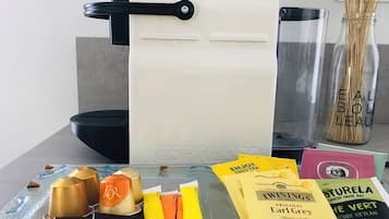 Eine Küche mit weißen Geräten, einem schwarzen Topf und verschiedenen verpackten Lebensmitteln auf der Arbeitsplatte.