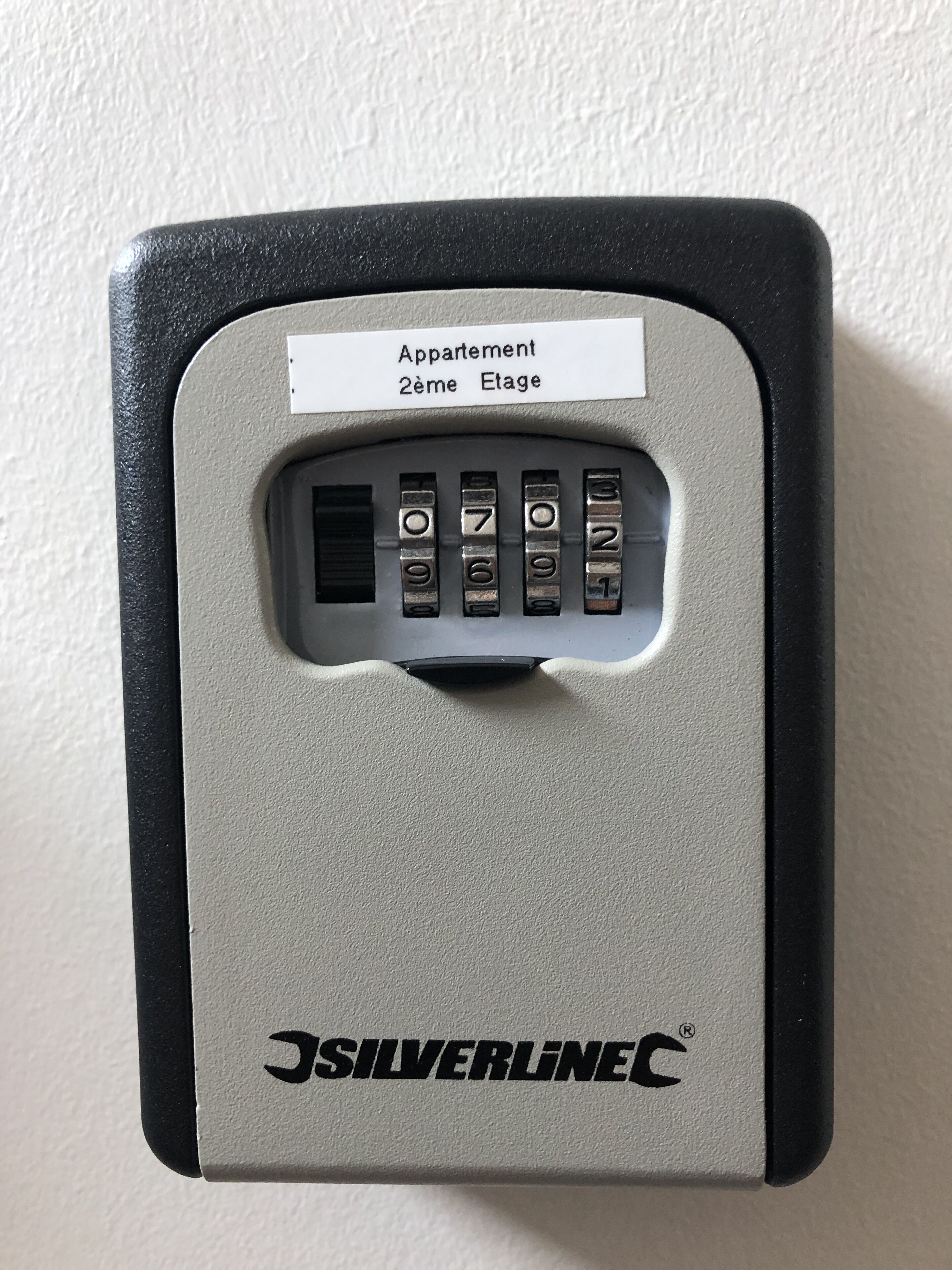 Une carte d’accès avec une étiquette indiquant « Appartement 2e étage » et la marque « JSILVERLINEC ».