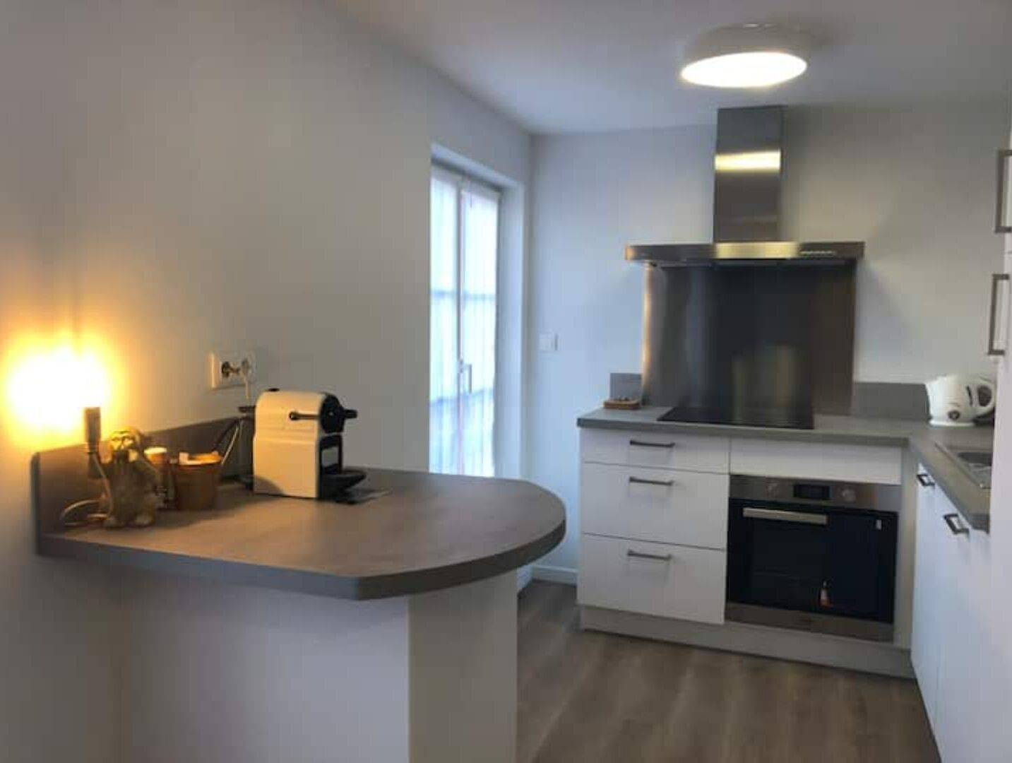 Geladeira, micro-ondas, fogão, cooktop