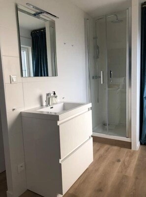 Dusche, Haartrockner, Handtücher, Seife