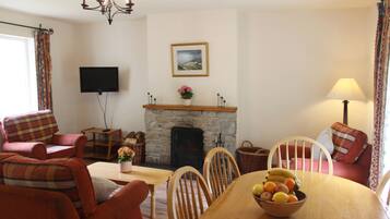 Cottage, Multiple Beds | Dining