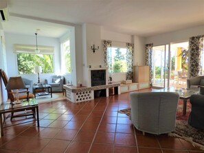 TV, fireplace, stereo - Selecta Casa Esmerdo (Estepona)