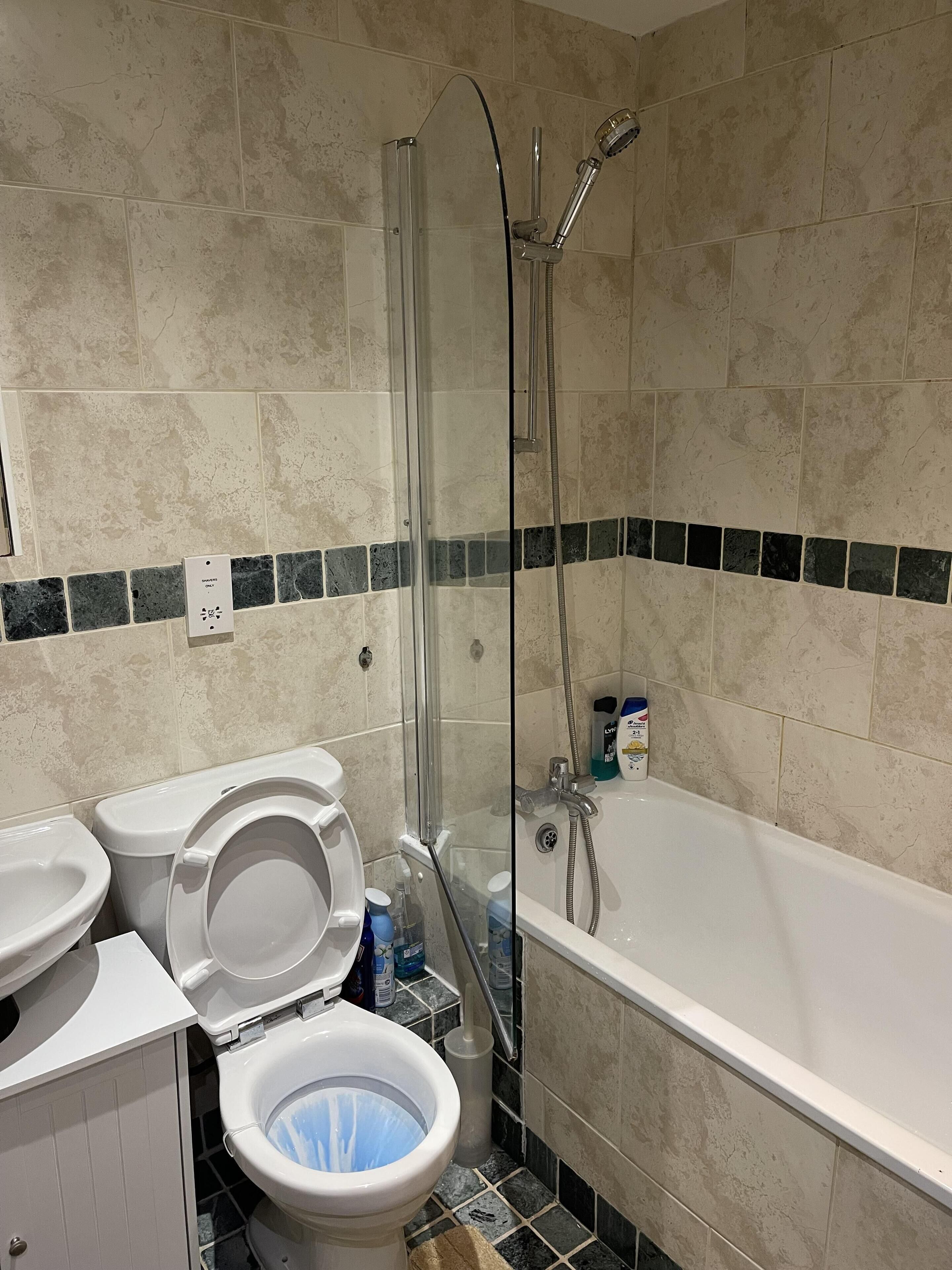 Apartment, Multiple Beds | Bathroom | Combined shower/bathtub, deep-soaking bathtub, free toiletries, towels