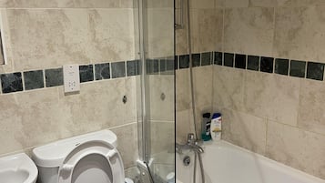Apartment, Multiple Beds | Bathroom | Combined shower/bathtub, deep-soaking bathtub, free toiletries, towels