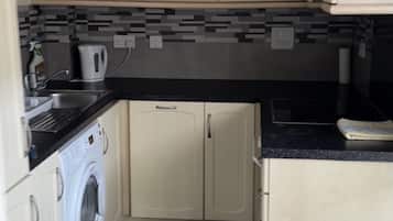 Apartment, Multiple Beds | Private kitchen | Fridge, microwave, oven, stovetop