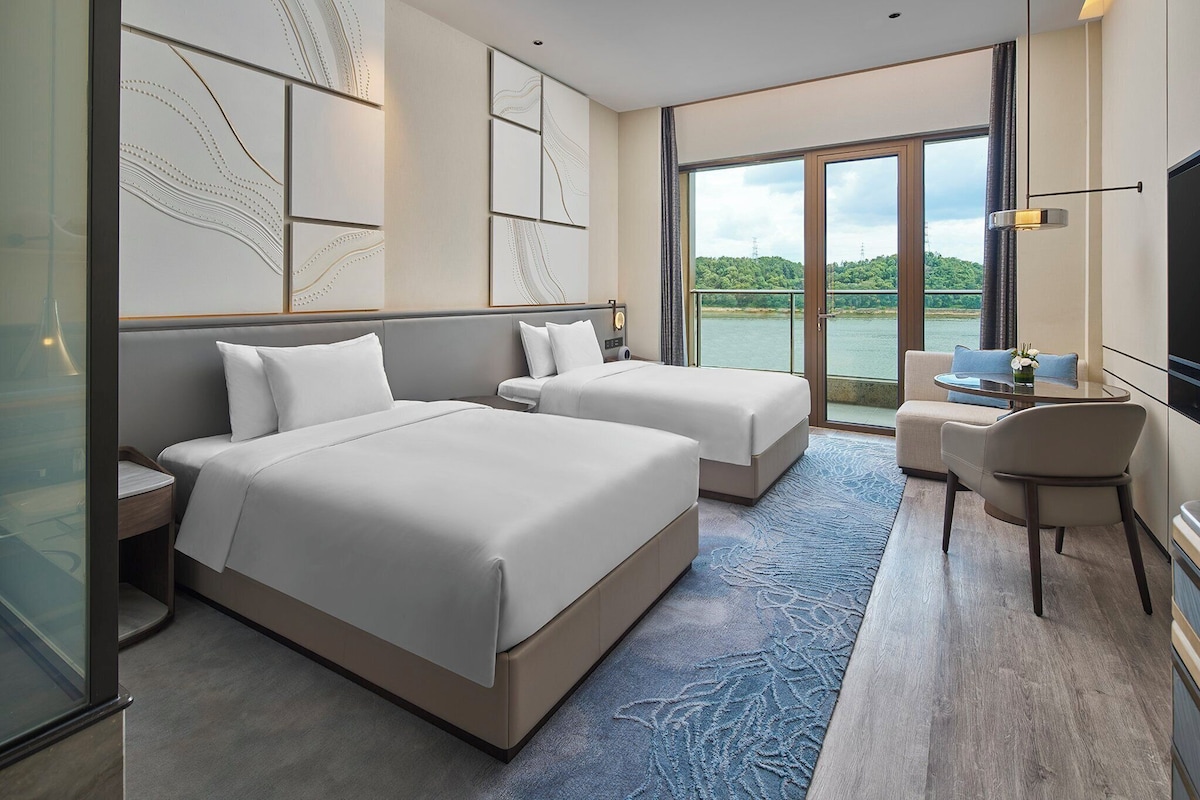 Habitación, 2 camas matrimoniales, con acceso al salón lounge del club, vista al río | Ropa de cama de alta calidad, edredón y artículos del minibar gratis