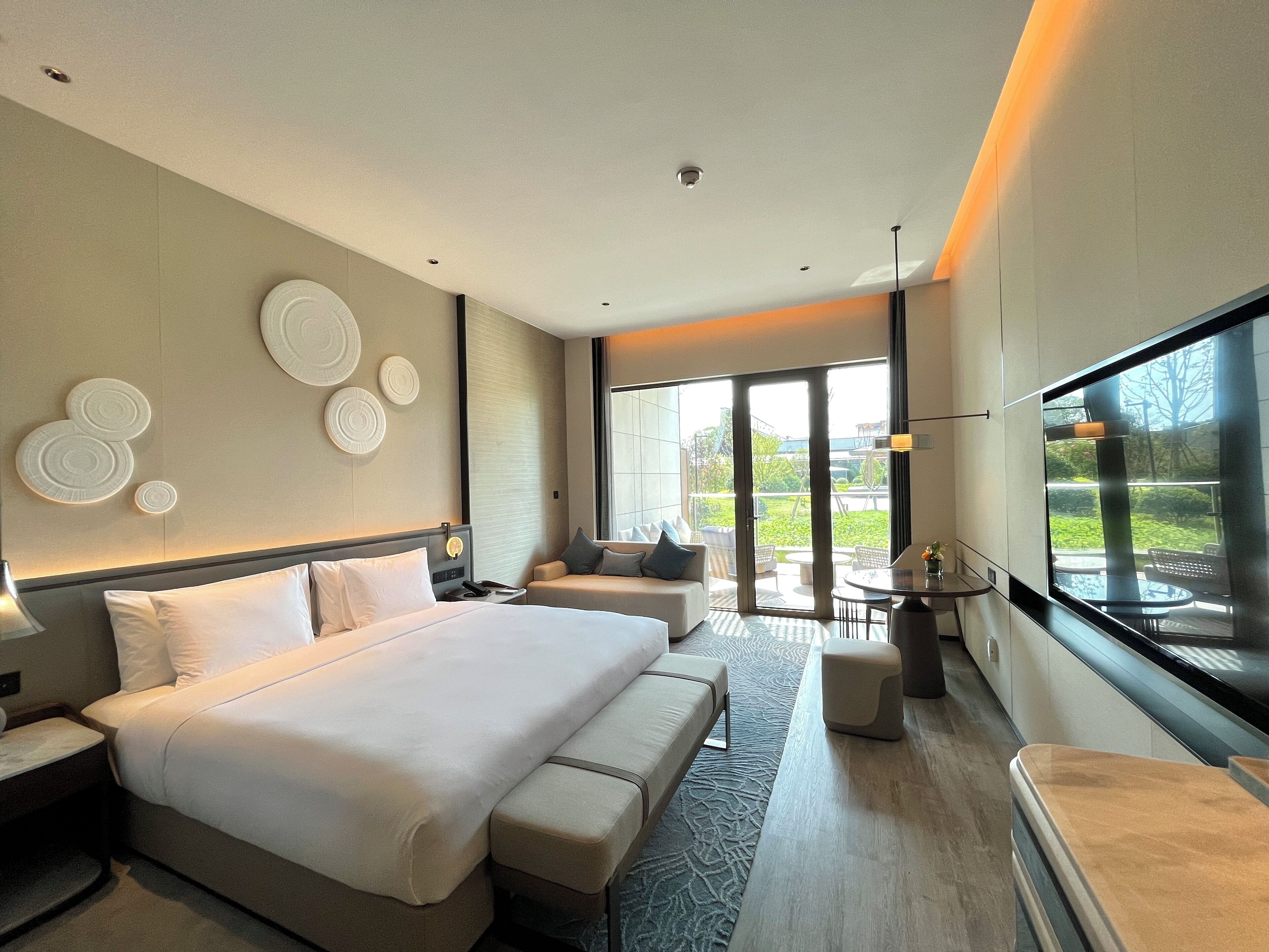 Habitación Premium | Ropa de cama de alta calidad, edredón y artículos del minibar gratis 