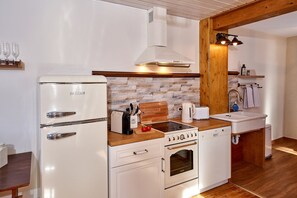 Kühlschrank, Mikrowelle, Ofen, Herdplatte