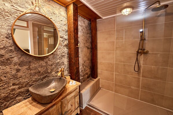 Dusche, Haartrockner, Handtücher, Seife