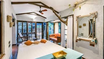 1 kamar tidur, brankas, dan dilengkapi dengan perabotan berbeda-beda