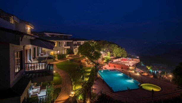 Una piscina al aire libre (de 09:00 a 18:00), sombrillas