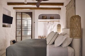 Deluxe Apartment (Ground Floor) | In-room safe, individually decorated, individually furnished - Syroc Maison (Syros)