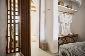 Deluxe Apartment (Ground Floor) | In-room safe, individually decorated, individually furnished - Syroc Maison (Syros)