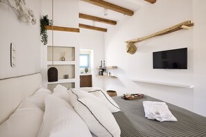 Deluxe Double Room with Balcony | In-room safe, individually decorated, individually furnished - Syroc Maison (Syros)