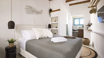 Deluxe Double Room with Balcony | VÀrdeförvaringsskÄp pÄ rummet, individuell inredning och unika möbler