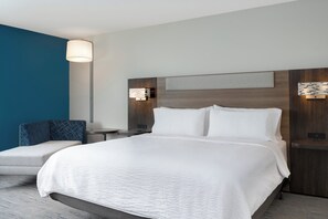 Standard Room, 1 King Bed, Roll-in Shower (Mobility Accessible) - Holiday Inn Express and Suites Alton St Louis Area by IHG (Alton)