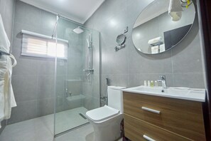 Dusche, Regendusche, kostenlose Toilettenartikel, Hausschuhe