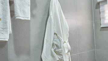 Shower, rainfall showerhead, free toiletries, slippers