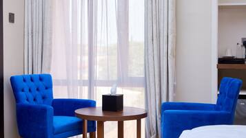 Ropa de cama de alta calidad, colchones con pillow-top y minibar