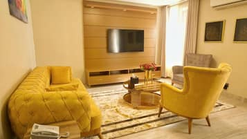 Deluxe Suite, 1 Queen Bed, Microwave, City View | Premium bedding, pillowtop beds, minibar, in-room safe