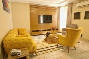 Deluxe Suite, 1 Queen Bed, Microwave, City View | Premium bedding, pillowtop beds, minibar, in-room safe