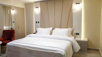 Deluxe Suite, 1 Queen Bed, Microwave, City View