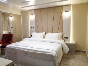 Deluxe Suite, 1 Queen Bed, Microwave, City View | Premium bedding, pillowtop beds, minibar, in-room safe