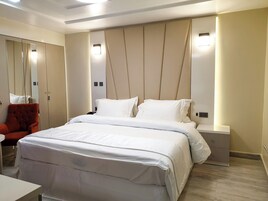 Deluxe Suite, 1 Queen Bed, Microwave, City View | Premium bedding, pillowtop beds, minibar, in-room safe