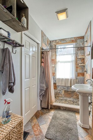 Big House | Bathroom - 5 Bd/3 Ba-Near Expo/UL/Fair/YUM/Zoo (Louisville)