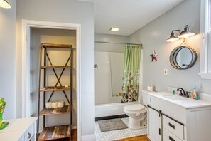 Big House | Bathroom | Free toiletries, soap, shampoo, toilet paper - 5 Bd/3 Ba-Near Expo/UL/Fair/YUM/Zoo (Louisville)