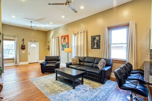 Big House | Living area | 85-inch Smart TV with digital channels, TV, streaming services - 5 Bd/3 Ba-Near Expo/UL/Fair/YUM/Zoo (Louisville)