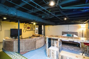 Big House | Living area | 85-inch Smart TV with digital channels, TV, streaming services - 5 Bd/3 Ba-Near Expo/UL/Fair/YUM/Zoo (Louisville)