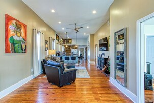 Casa | Zona de estar | Smart TV de 85 pulgadas con canales digitales, una televisión