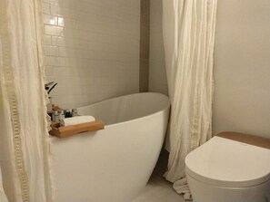 Badewanne, Haartrockner, Handtücher