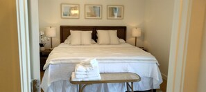 Room - Newly Remodeled Loft • Walk to Dining • King Suite + Spa Bath (South Padre Island)