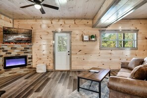 Smart TV, fireplace, foosball - Cabin Getaway • Scenic Yard • Hot Tub + Games (Sevierville)