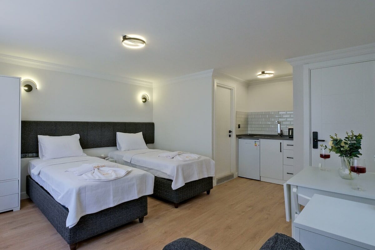 Desk, soundproofing, free WiFi, bed sheets