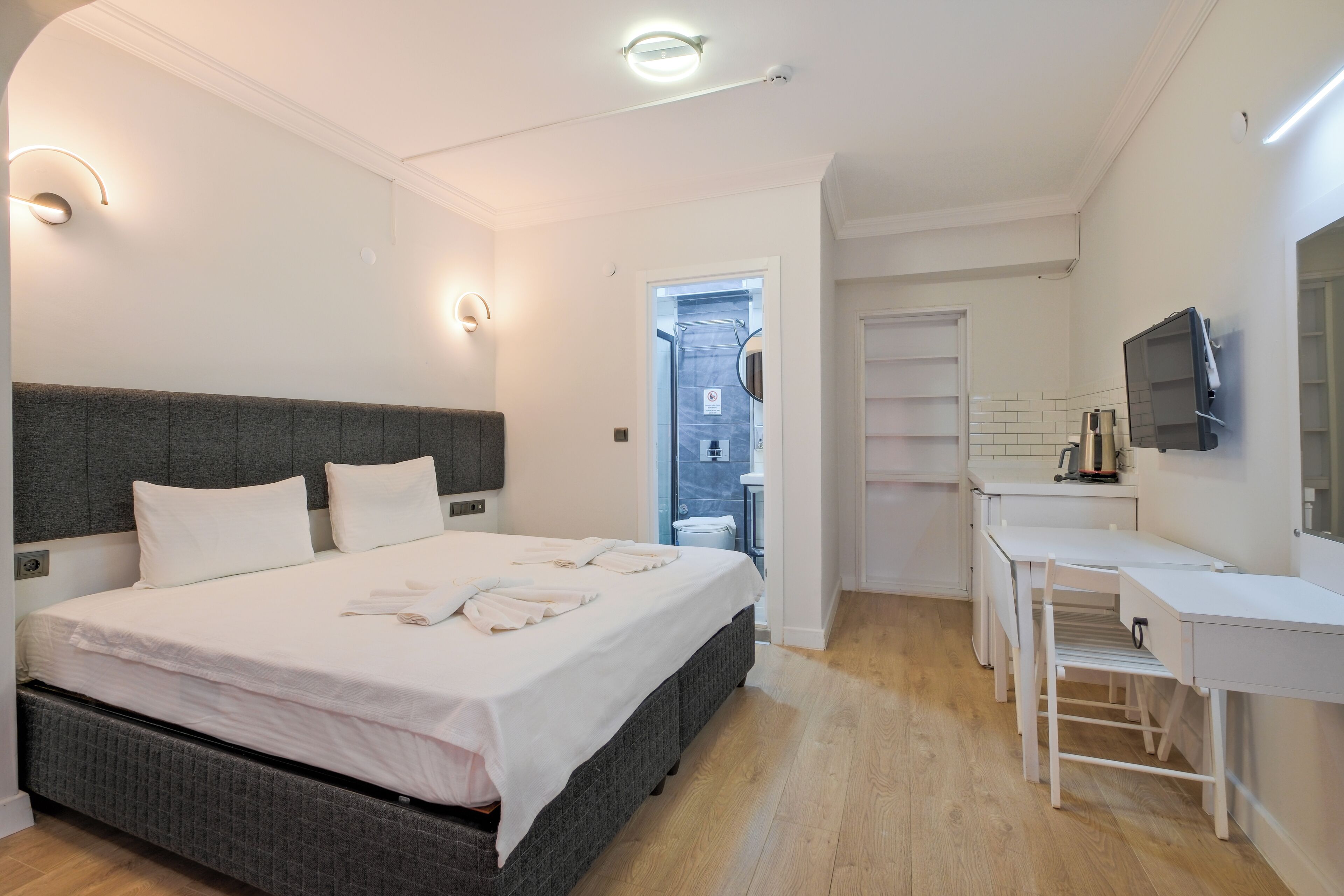 Economy Double or Twin Room | Desk, soundproofing, free WiFi, bed sheets