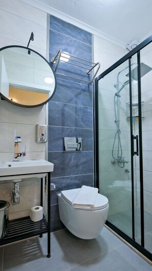 Ducha, secador de pelo, zapatillas y toallas