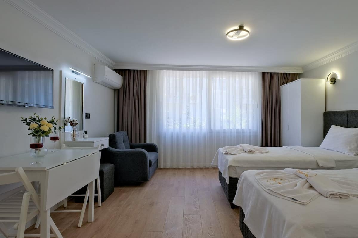 Escrivaninha, quartos à prova de som, Wi-Fi de cortesia, roupa de cama