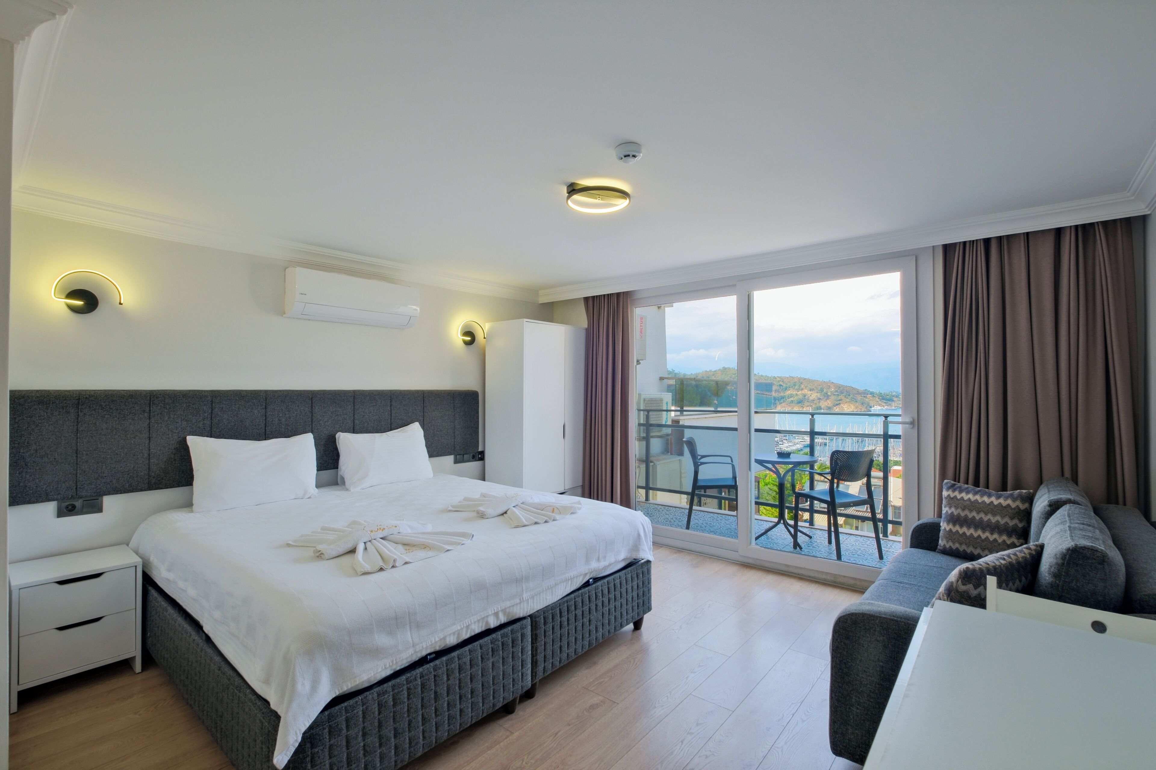 Desk, soundproofing, free WiFi, bed sheets