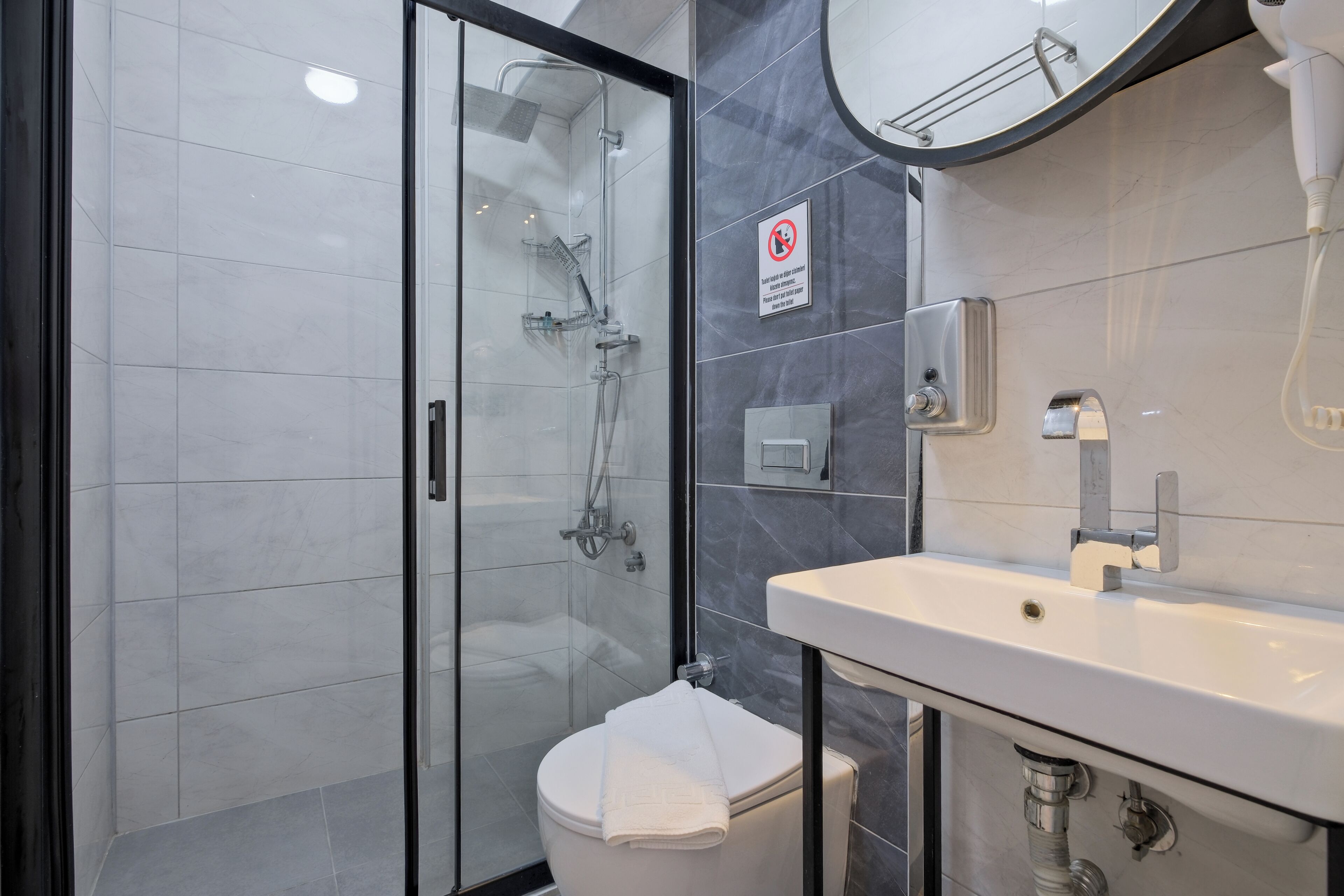 Standard Double or Twin Room | Desk, soundproofing, free WiFi, bed sheets