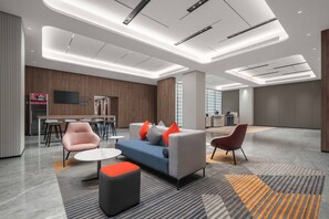 A modern lounge area with a sofa, chairs, and a small table. - Holiday Inn Express Mianyang Sci-Tech City by IHG (Mianyang)